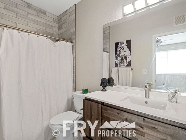 Building Photo - Beautiful Townhome in a Great Location