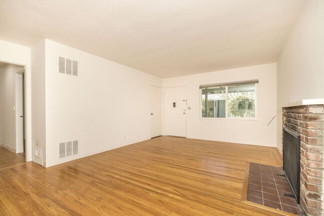 Building Photo - 691 Roble Ave