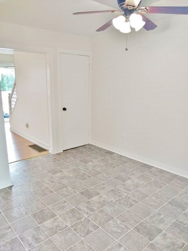 Building Photo - 2 Bed / 1 Bath Townhome