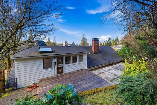 Building Photo - Three bedroom and Two Bathroom home in Portland Heights! Gourmet Kitchen and incredible natural L...