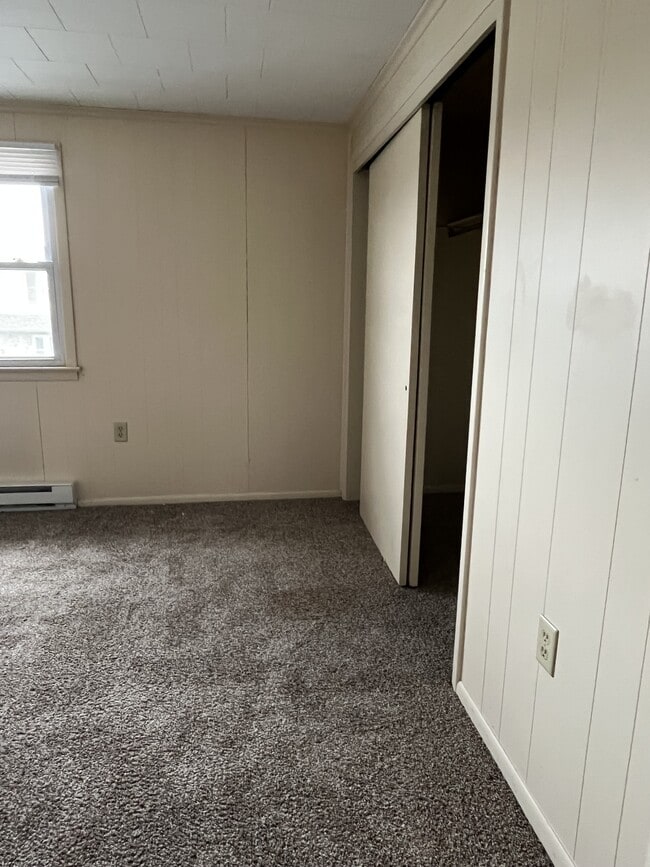 Building Photo - 611 Lincoln Way W