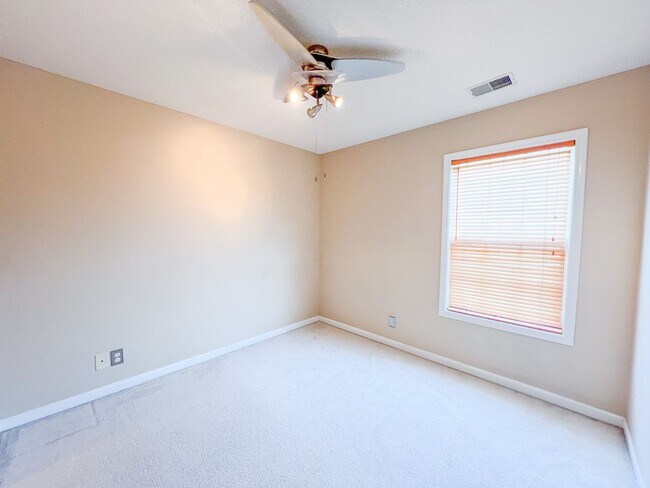Building Photo - 3 Bedroom 2 1/2 Bathroom Home with fenced ...