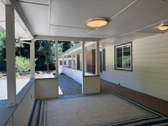 Building Photo - Fabulous single level Lafayette home nestled at the end of a tree-lined drive.