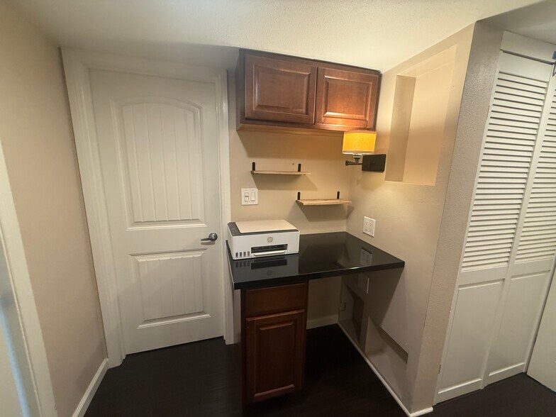 Building Photo - 6927 Amherst St