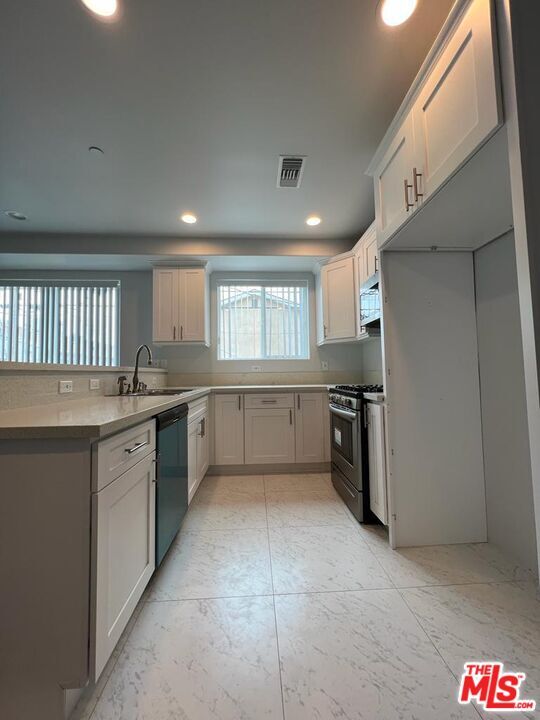 Building Photo - 1529 N Kingsley Dr
