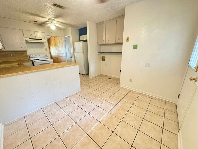 Building Photo - 2404 Shoemaker Dr