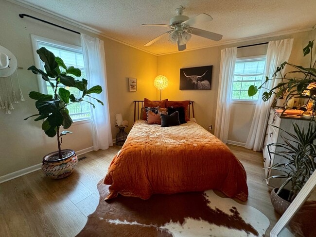 Building Photo - "Charming 3-Bedroom Retreat with Gleaming Hardwood Floors in Hendersonville!"