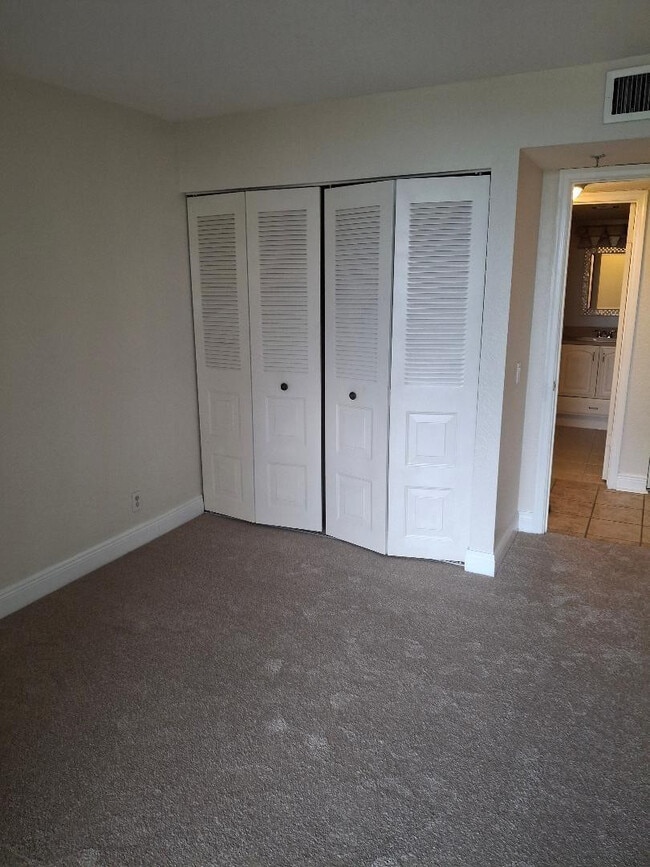 Building Photo - 105 Lake Emerald Dr