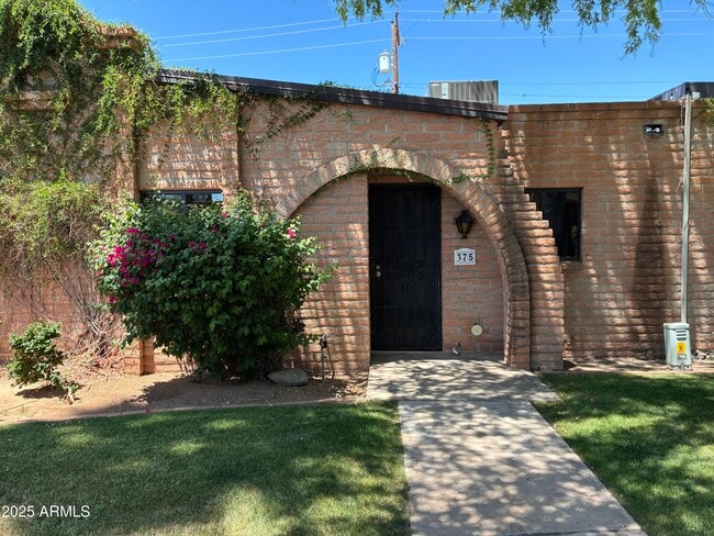 Primary Photo - 3066 N 32nd St