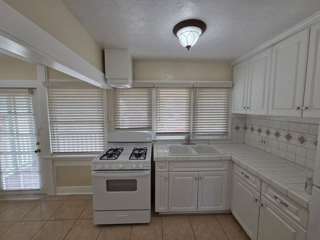 Building Photo - Raymond Ave 819/821