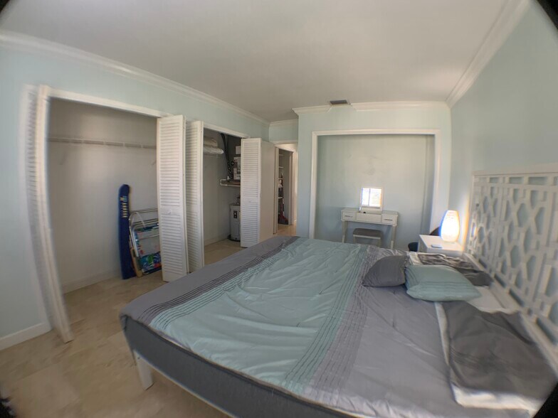 Building Photo - 3215 NE 15th St