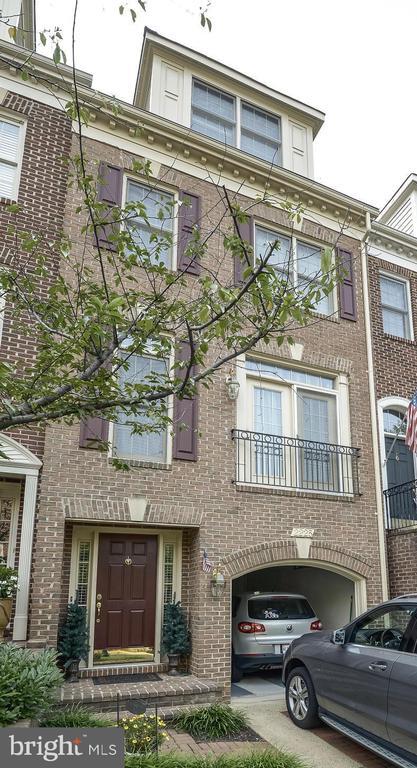Primary Photo - 2225 N Oak Ct