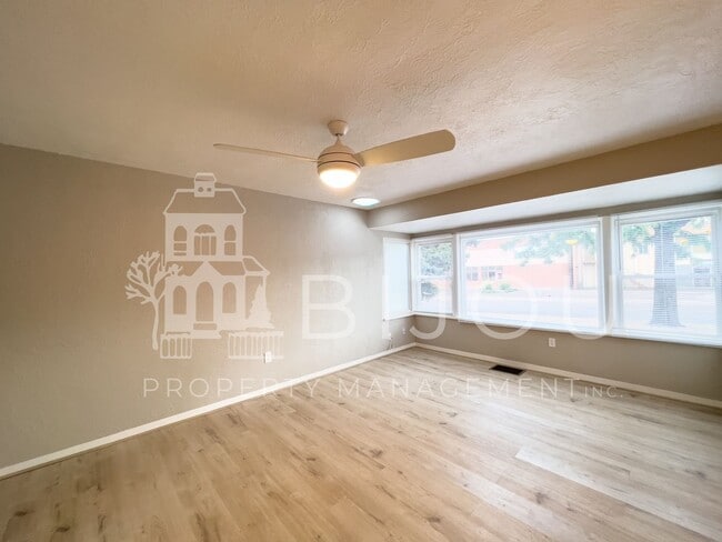 Building Photo - Located Close to Memorial Park!