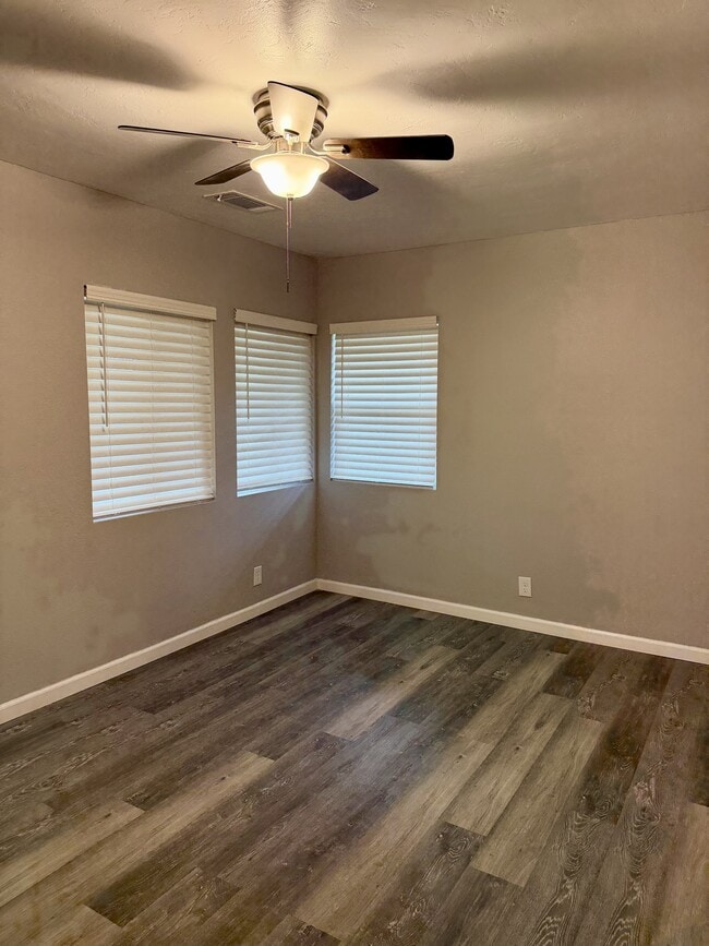 Building Photo - 972 S Hope Ave