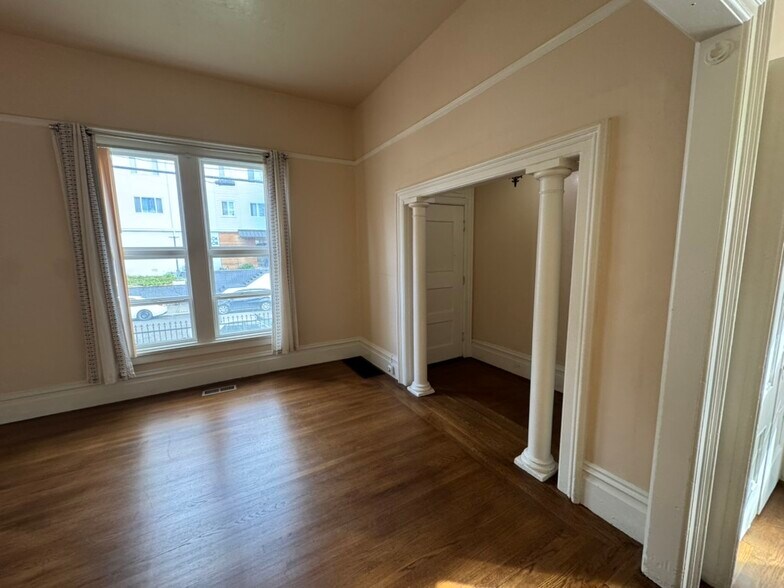 Living Room/Front Entry - 1231 E 19th St