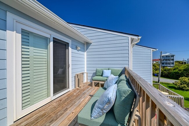 Building Photo - PET-FRIENDLY OFF-SEASON MONTHLY RENTAL AVAILABLE NOW