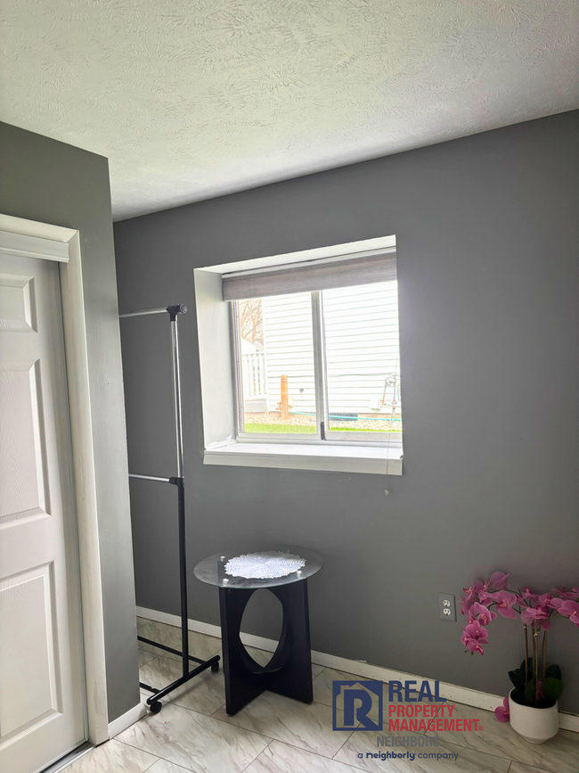 Building Photo - Three Bed, Two Bath Furnished Home Availab...