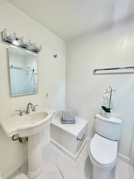 Building Photo - 1534 N Ave 47