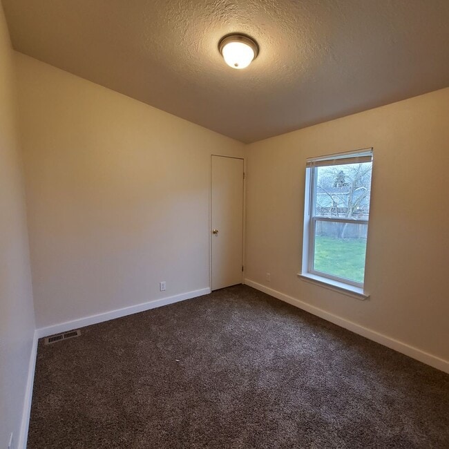 Building Photo - Pet Friendly 4 bedroom 2 bath home w/ 2 car garage