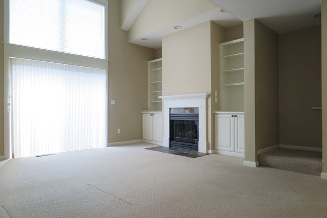 Building Photo - Discover easy living at Forest Heights 2b/2ba Townhome!
