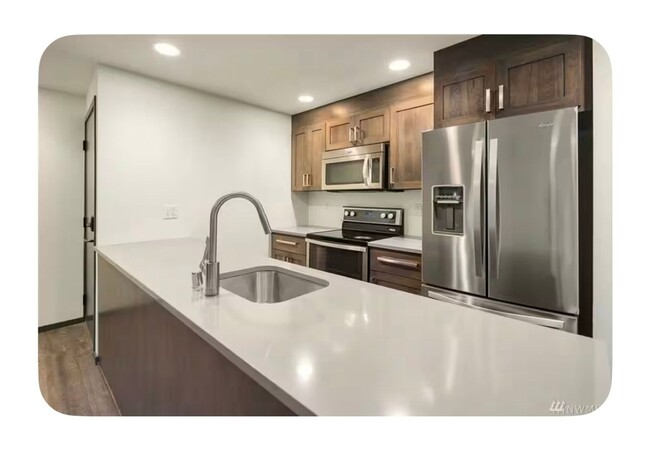 Building Photo - Charming 1BR Condo in Kenmore in forest se...