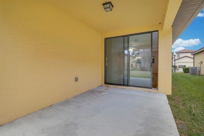 Building Photo - 2943 Casabella Dr