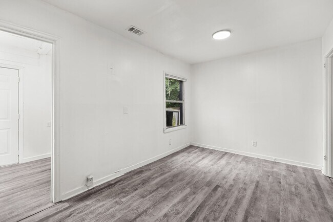 Building Photo - Charming 3 Bedroom, 1.5 Bathroom house