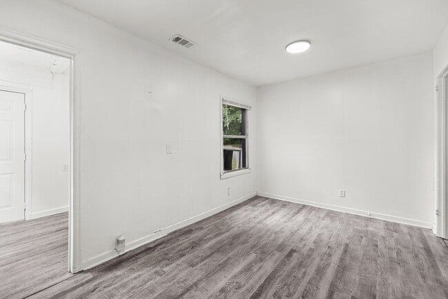 Building Photo - Charming 4 Bedroom, 2 Bathroom house