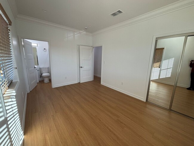 Building Photo - Beautifully Remodeled 3-Bedroom Upstairs H...