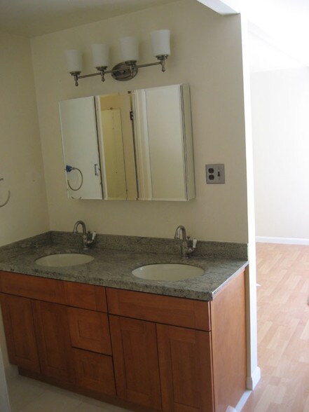 Building Photo - 678 Las Colindas Rd