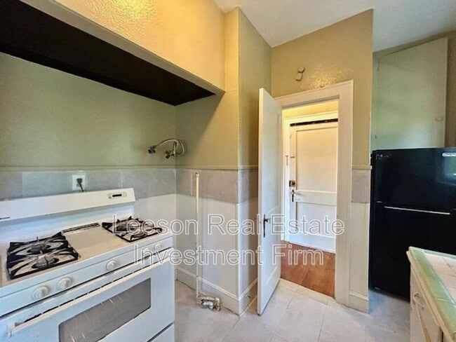 Building Photo - 320 College St