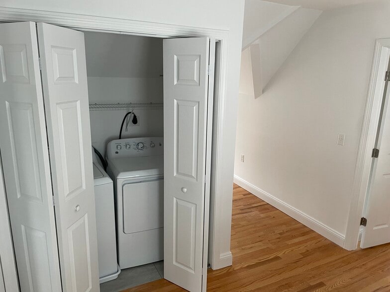 Building Photo - 125 Tunxis Hill Rd