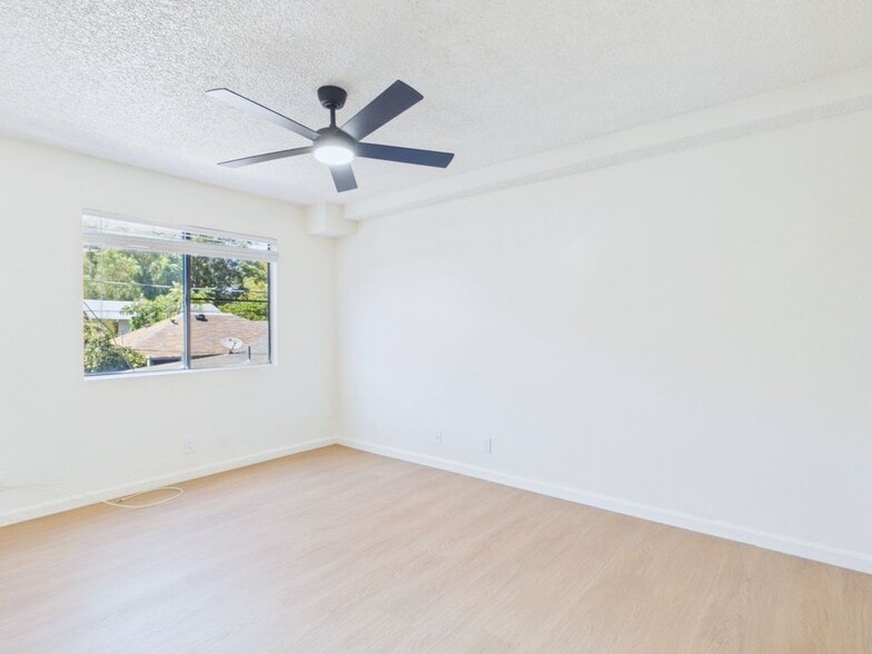 Building Photo - 236 S Ave 55