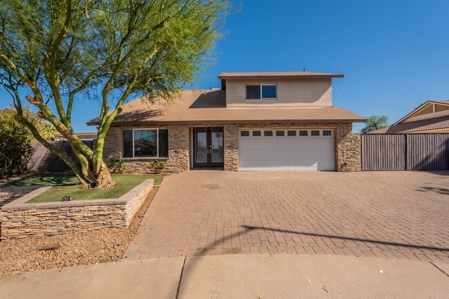 Building Photo - 1325 W Lobo Ave