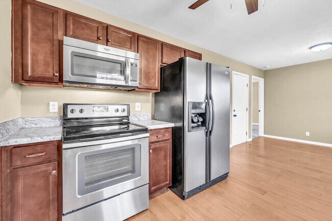 Building Photo - Amazing 3 bedroom 2 bathroom close to Fort...