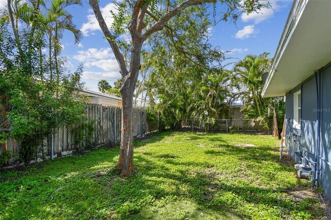 Building Photo - 951 Lantana Ave
