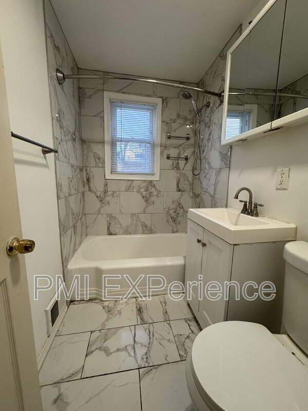 Building Photo - 2204 Ramblewood Dr