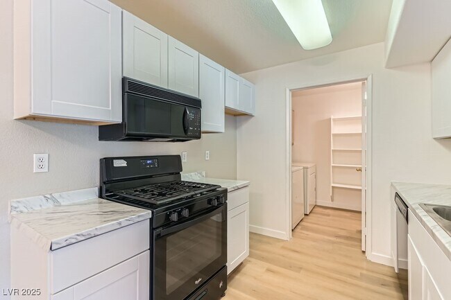 Building Photo - 7885 W Flamingo Rd
