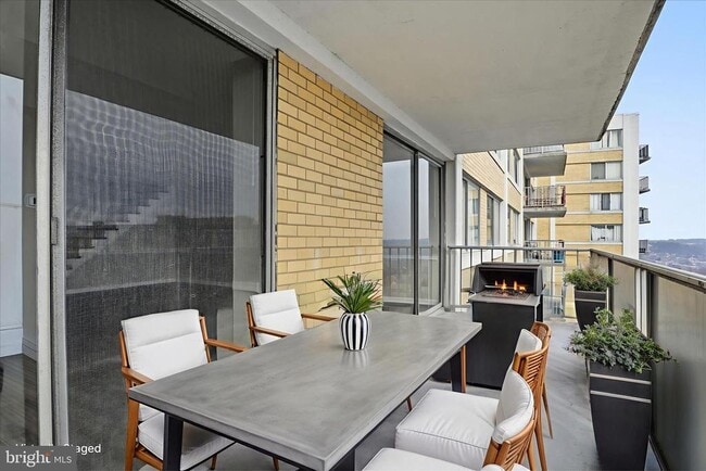 Building Photo - 301 N Beauregard St