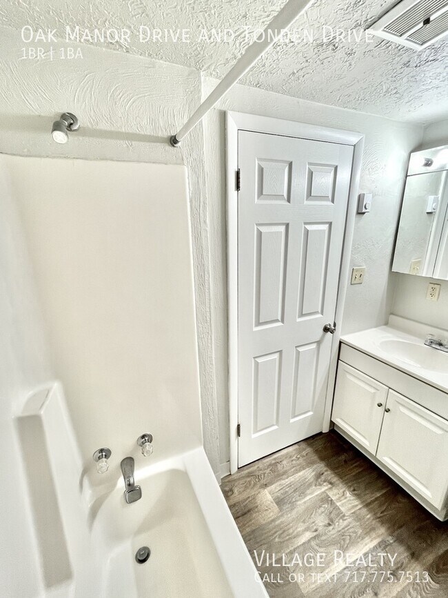 Building Photo - 204 Oak Manor Dr