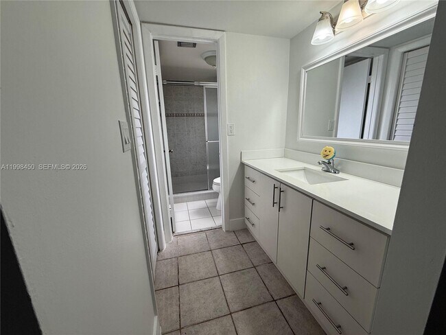 Building Photo - 155 Lakeview Dr