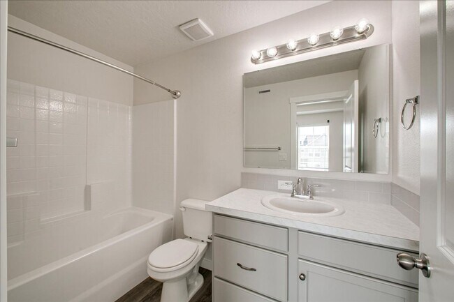 Building Photo - Townhome 2 bed / 2.5 bath in Boise!