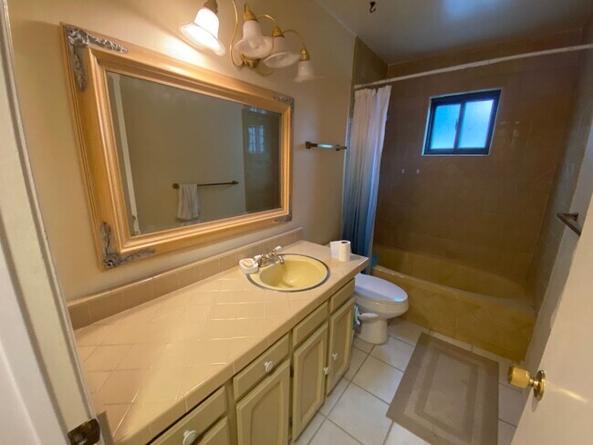 Building Photo - Beautiful 3 Bedroom Home in NE Albuquerque