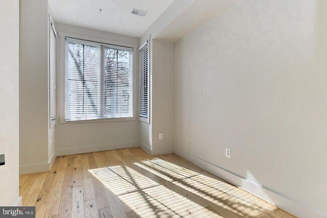 Building Photo - 523 Longfellow St NW