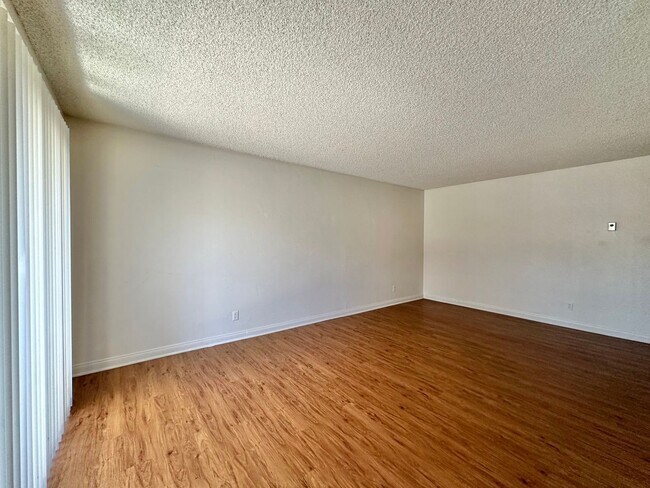 Building Photo - 1 Bedroom Corner Condo in San Carlos with Parking!