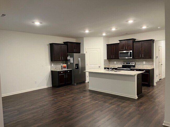 Building Photo - Move in Ready: 4 bedroom- 2 bath Beauty! Appliances Included