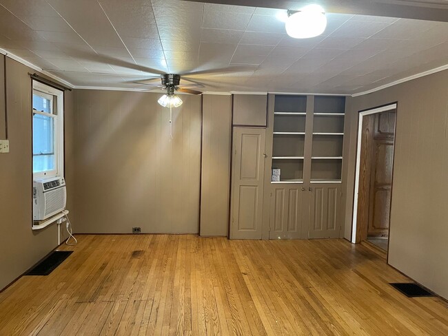Building Photo - Spacious 4-5 Bedroom, 1.5 Bathroom 2-Story...