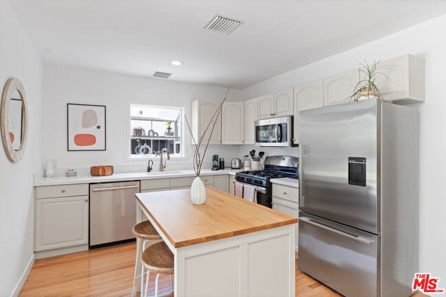 Building Photo - 7339 Lasaine Ave