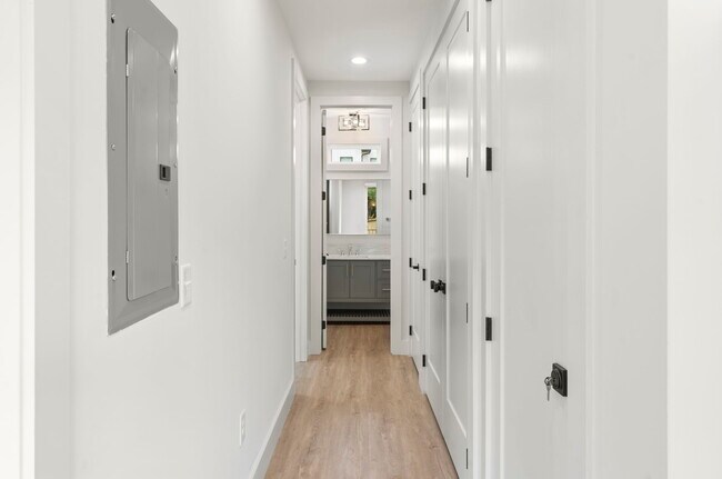 Building Photo - Medford Mews, Carriage House 323