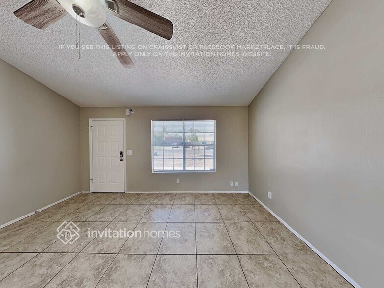 Building Photo - 1102 E Utopia Rd